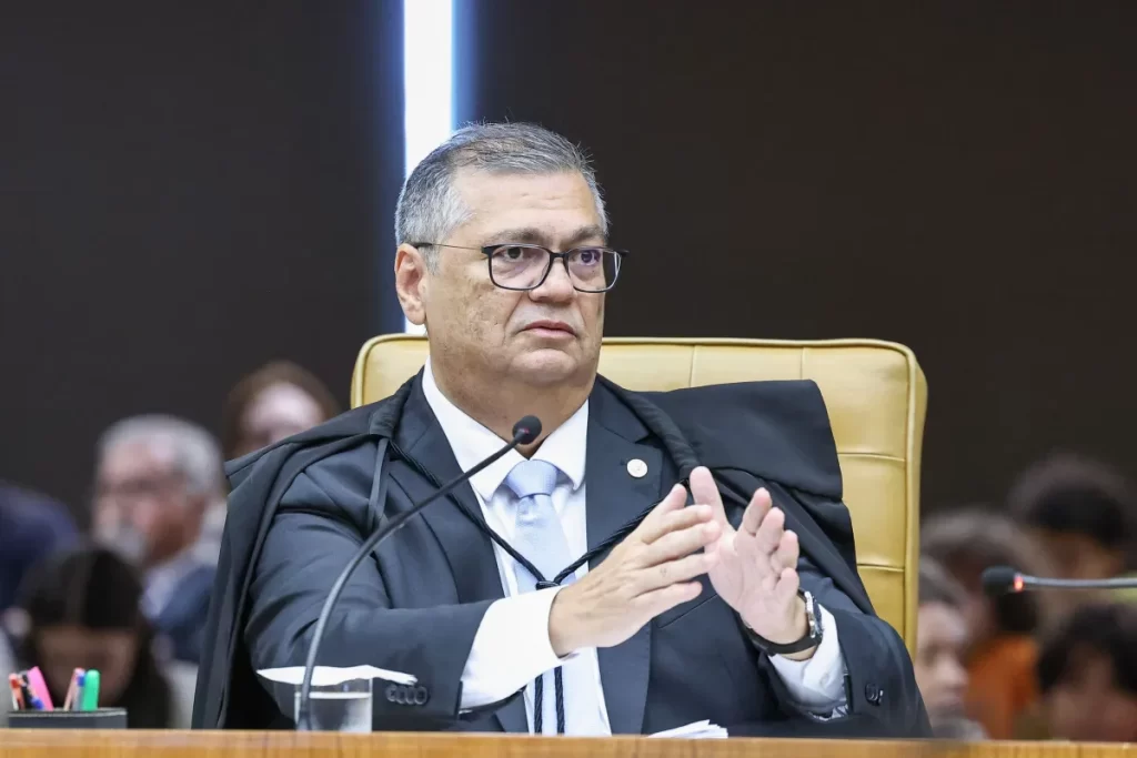 Ministro Flávio Dino manda governo informar medidas de prevenção a incêndios em 2026