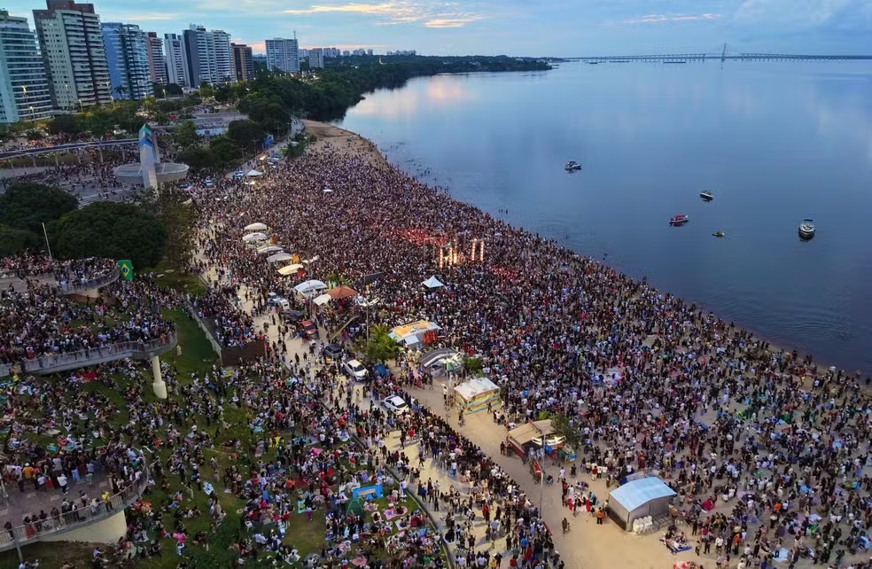 Evento religioso reúne milhares de fiéis ao amanhecer na Praia da Ponta Negra