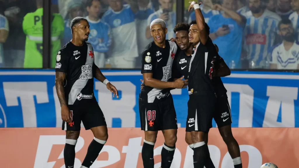 Vasco leva susto, mas elimina Paysandu e vai às oitavas da Copa do Brasil