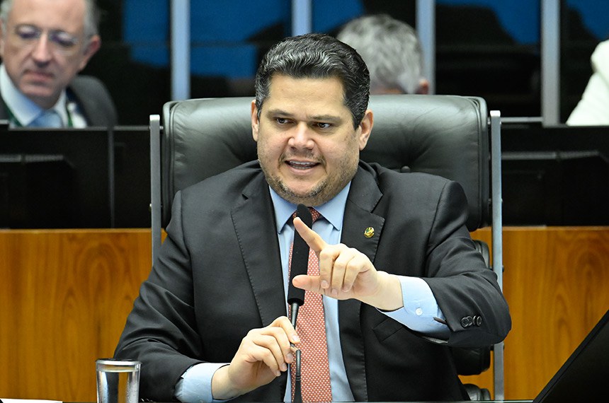 Davi Alcolumbre descarta instalação da CPMI do Master e pede desculpa