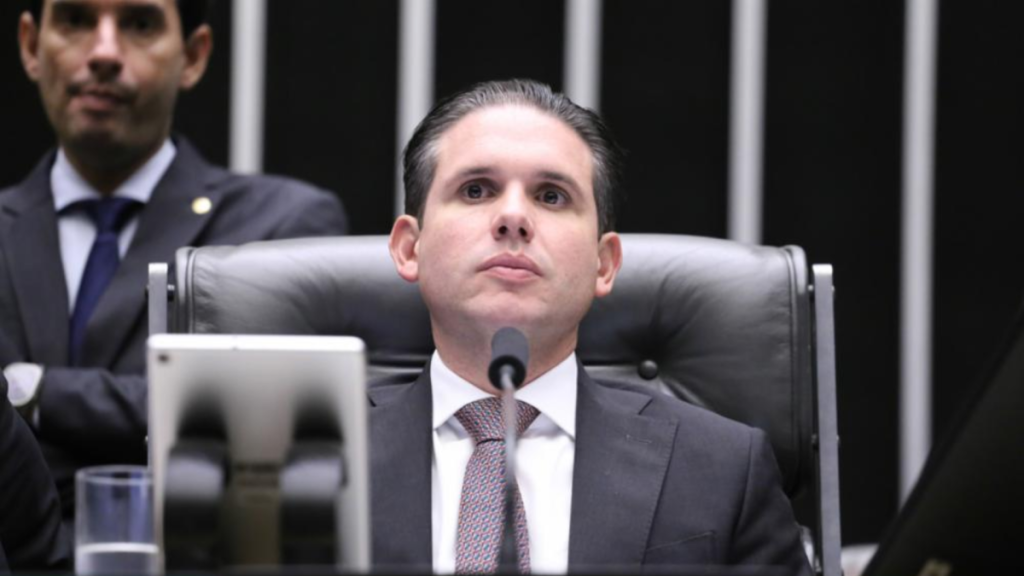 Hugo Motta pauta fim da 6×1 no plenário antes de comissão concluir votação da PEC
