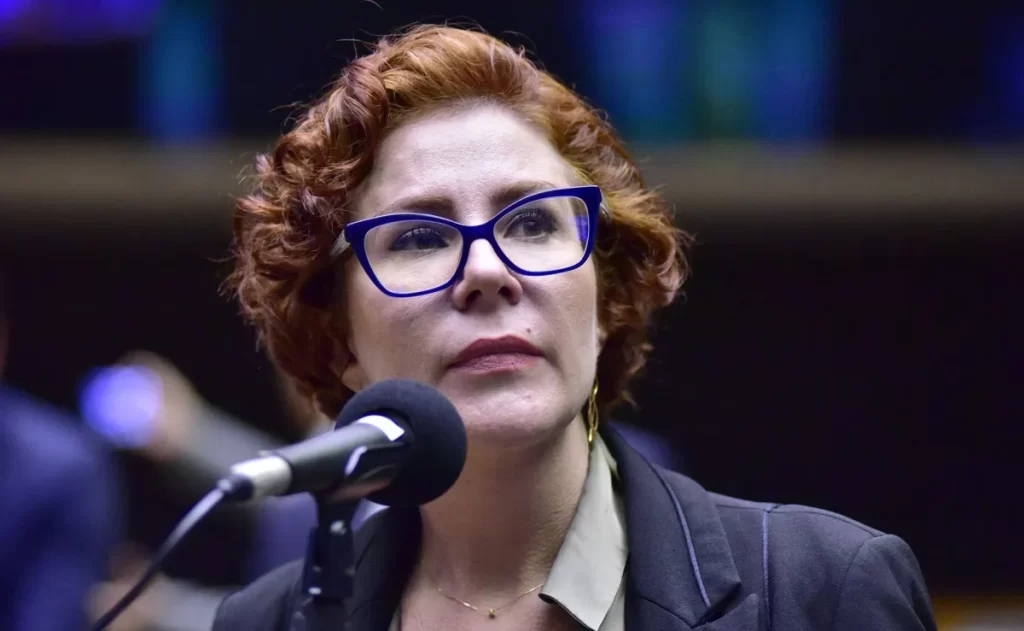 Carla Zambelli solta inverte papéis e revive rusga com a Itália no caso Battisti