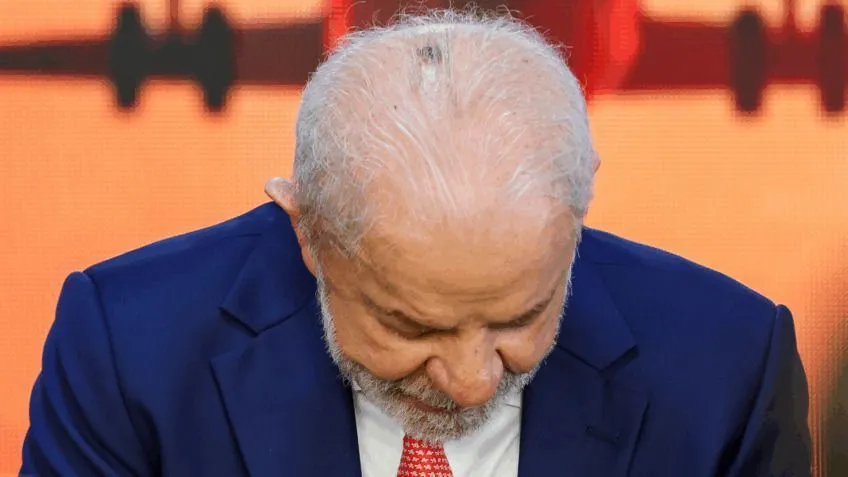 Presidente Lula faz primeira sessão de radioterapia após remover lesão na cabeça