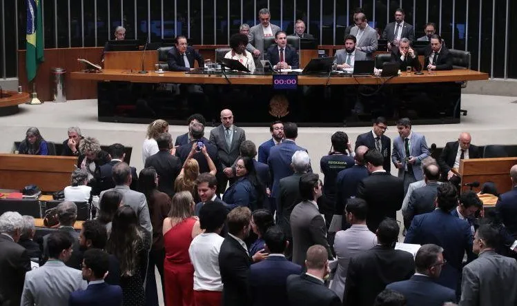 Câmara dos Deputados aprova PEC que acaba com escala 6×1; texto segue para o Senado
