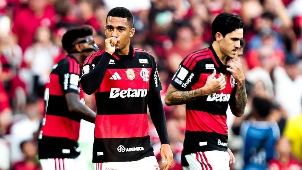 Sem convocados, Flamengo aproveita expulsão e bate Coritiba pelo Brasileiro