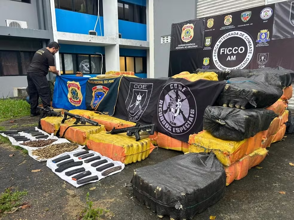 Tiroteio no Rio Solimões termina com apreensão de 2,5 toneladas de drogas no Amazonas