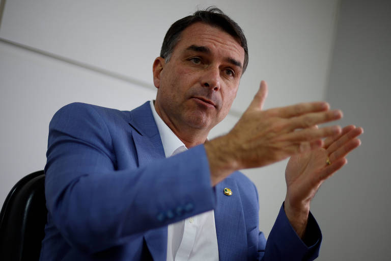 “Não tem nada a ver com o filme”, diz Flávio Bolsonaro sobre operação contra produtora do filme “Dark Horse”