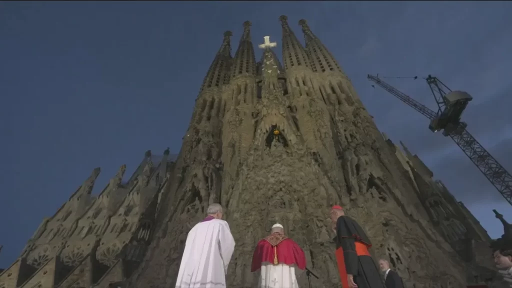 Papa Leão XIV abençoa e inaugura torre da Sagrada Família