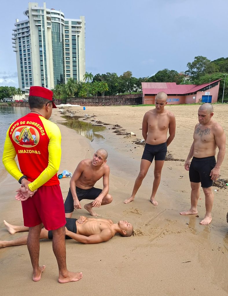 Corpo de Bombeiros do Amazonas ministra instrução de resgate e reanimação de afogados para militares da Marinha do Brasil