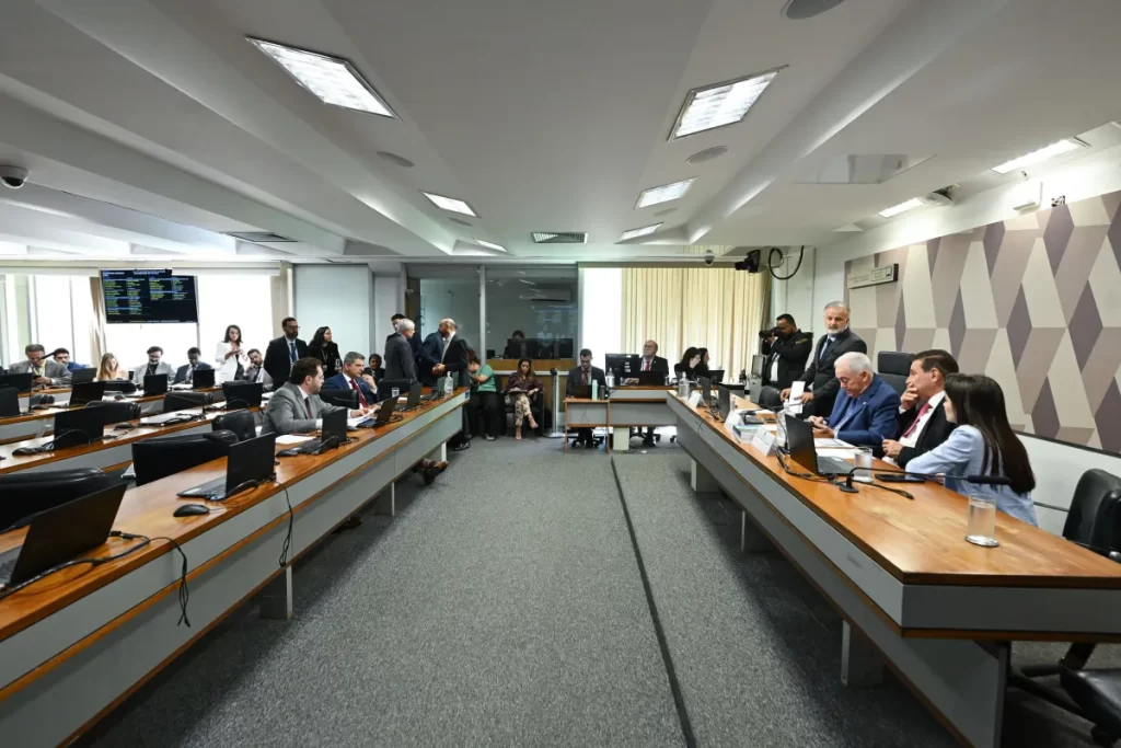 CCJ do Senado aprova PEC que dá autonomia financeira ao Banco Central