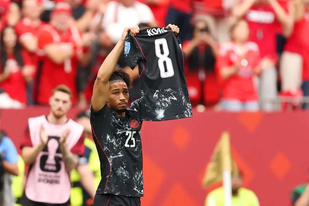 Canadá goleia Catar em jogo marcado por lesão chocante e expulsões na Copa