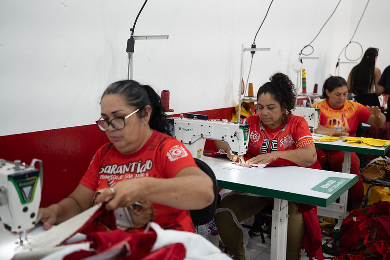 Festival de Parintins 2026: Amor pelo Boi Garantido move trabalhadores e fortalece a economia criativa