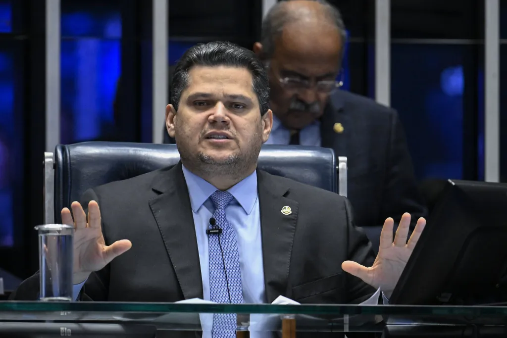 Davi Alcolumbre evita compromisso com 6×1 e governo teme “pauta-bomba” no Senado