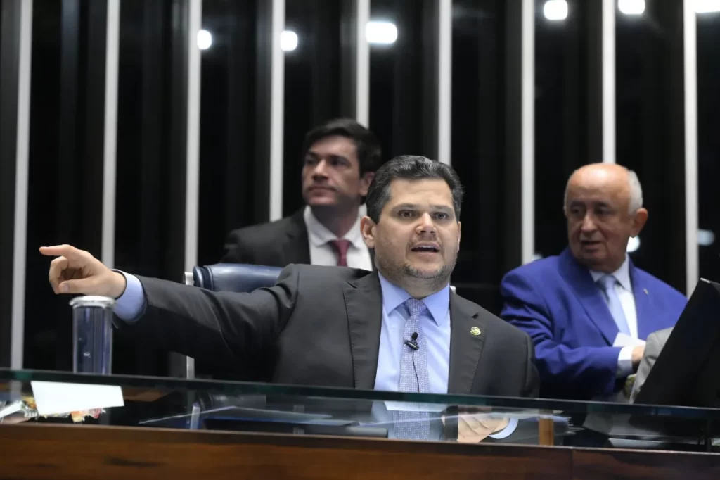 Senado avança com pautas-bomba enquanto 6×1 segue com calendário indefinido