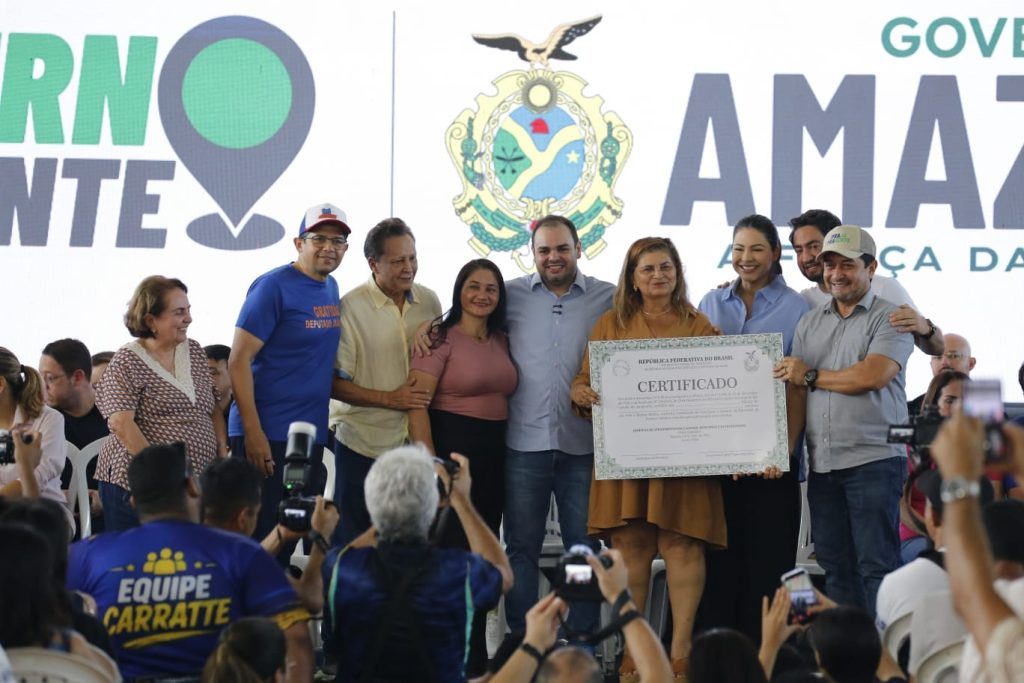 Secretaria de Educação realiza entrega simbólica de certificados do Ensino Médio durante Governo Presente