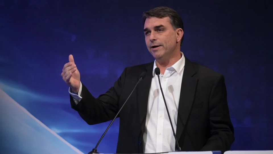 Tribunal Superior Eleitoral ordena que Meta apague posts que ligam Flávio Bolsonaro ao crime organizado