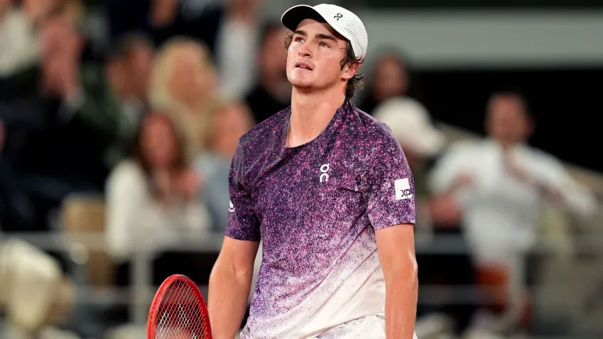 João Fonseca é superado por Mensik e dá adeus a Roland Garros