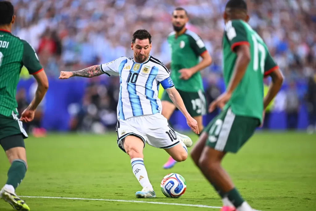 Com atuação histórica de Messi, Argentina vence Argélia na estreia da Copa
