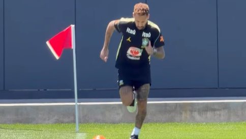 Neymar treina pela primeira vez no campo com a Seleção na Copa
