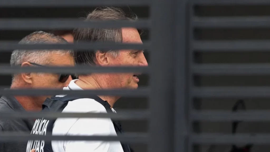 Alexandre de Moraes pede posição da PGR por eventual falta grave cometida por Jair Bolsonaro