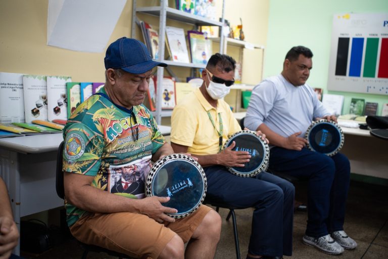 Alunos com deficiência visual apresentam espetáculo de percussão árabe no Largo de São Sebastião