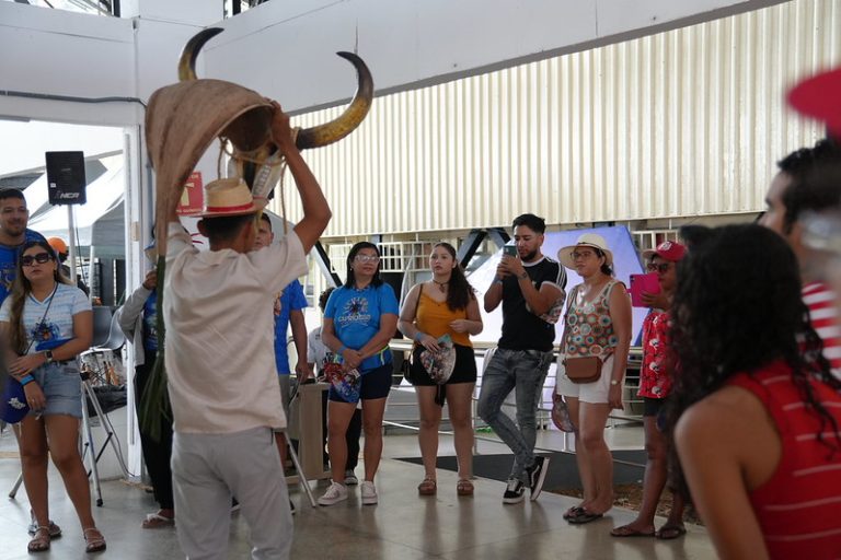 Festival de Parintins 2026: Visitação ao Bumbódromo leva público aos bastidores do maior espetáculo da Amazônia