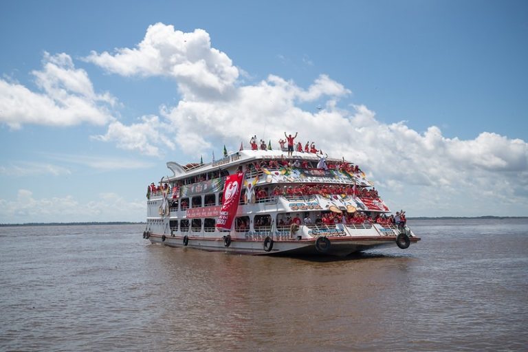 Festival de Parintins 2026: Caravana encarnada chega a Parintins para fortalecer o Garantido na arena