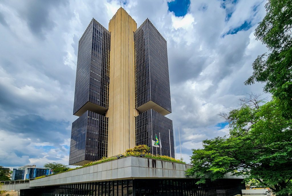 Mercado eleva projeção para inflação e vê corte menor de juros em 2026