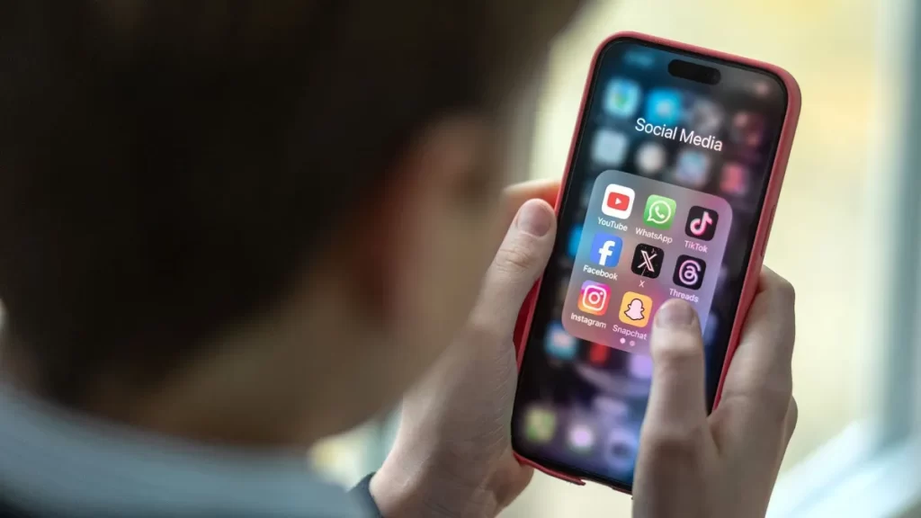 Reino Unido anuncia proibição de redes sociais para menores de 16 anos