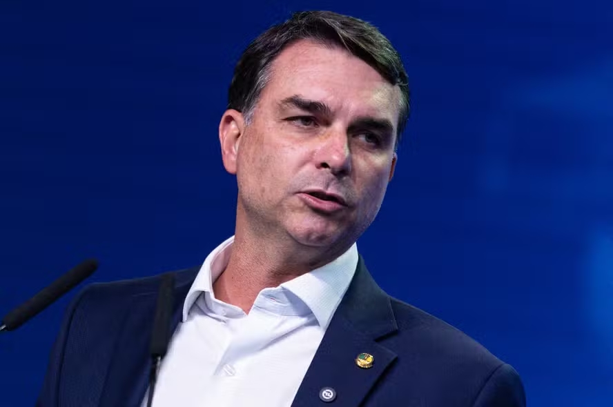 Flávio Bolsonaro pede que André Mendonça assuma ação sobre filme “Dark Horse”