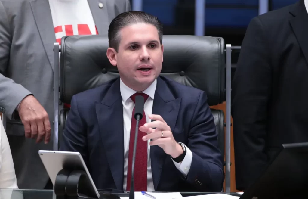 Hugo Motta repete texto do fim da 6×1 para pressionar Planalto e destravar Câmara dos Deputados