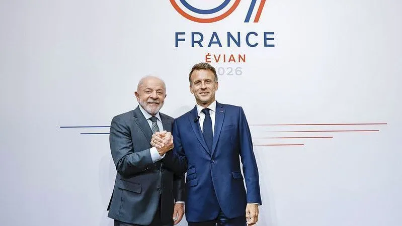 Presidentes Lula e Emmanuel Macron se reúnem às margens do G7