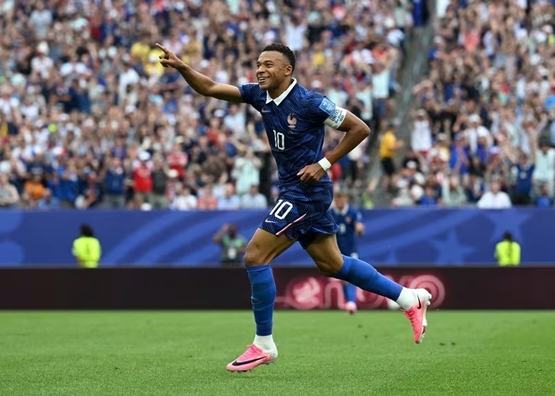 França domina Suécia com show de Mbappé e vai às oitavas da Copa do Mundo