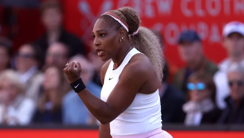 Serena Williams volta às quadras após quase quatro anos e avança em Queen’s