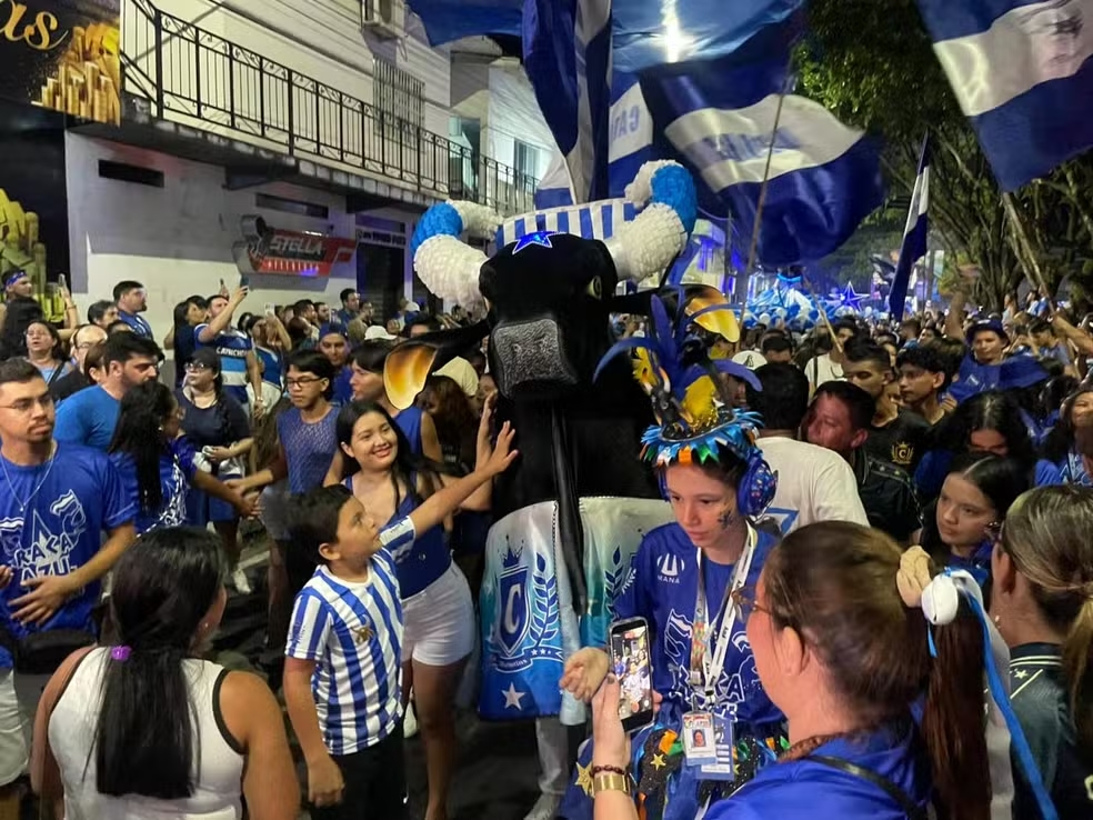 Boi de Rua do Caprichoso arrasta multidão pelas ruas de Parintins em cortejo marcado por emoção