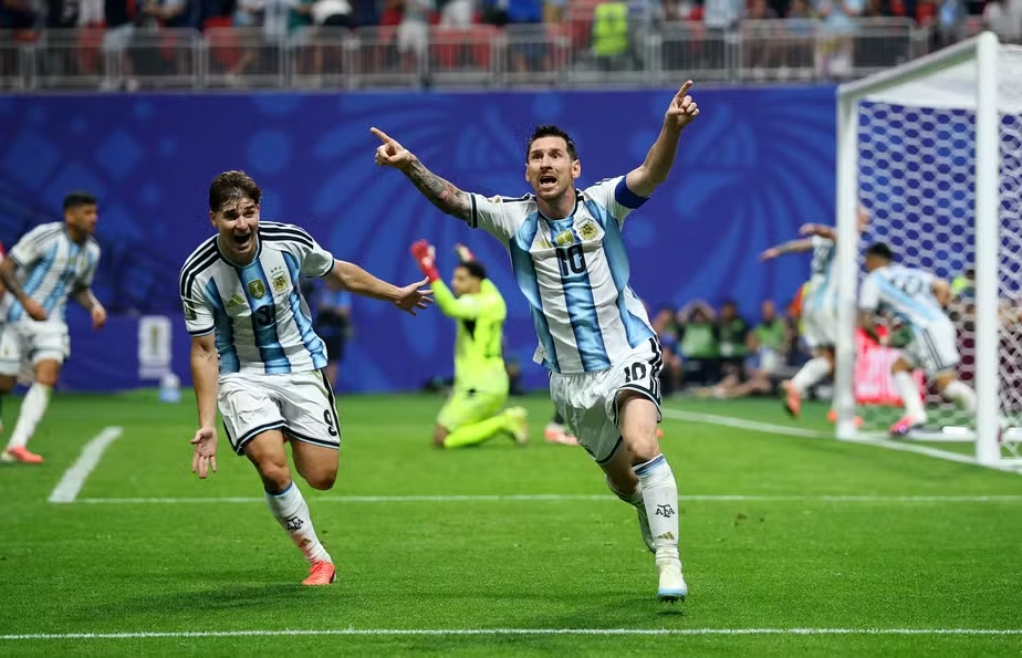 Messi comanda virada, e Argentina avança às quartas com vitória emocionante sobre o Egito
