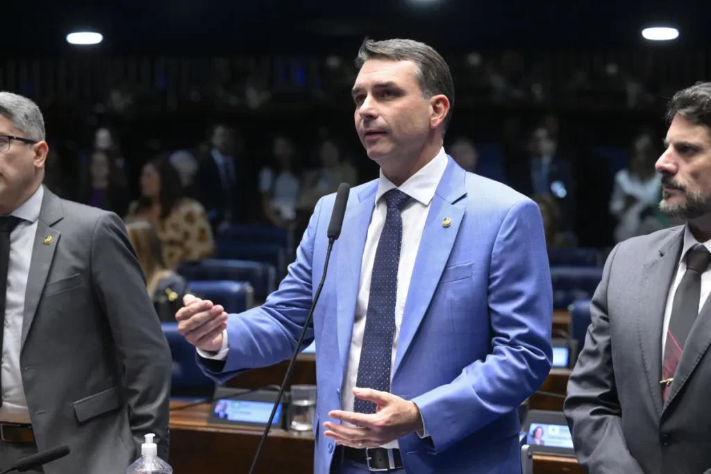 Moraes suspende visitas de Flávio a Jair Bolsonaro por 90 dias e dá 48 horas para ex-presidente explicar se sabia de divulgação de carta