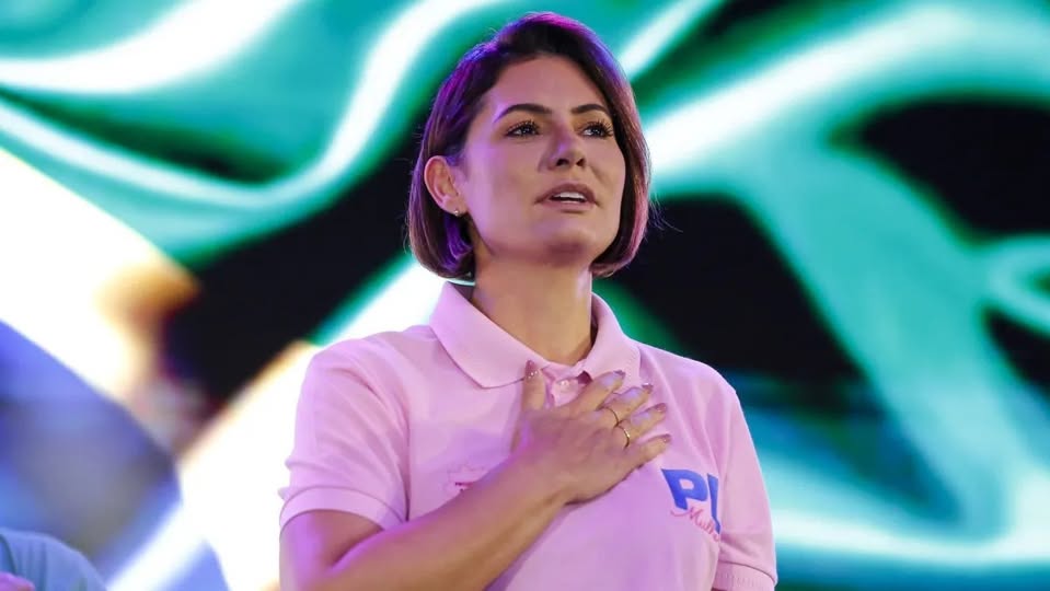 Michelle Bolsonaro diz que desculpa Flávio e chama senador para “sentar e conversar”