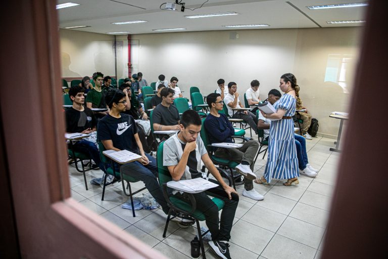 Com mais de 4,4 mil vagas, UEA lança editais do Vestibular e SIS e anuncia curso inédito de Medicina Veterinária em Presidente Figueiredo
