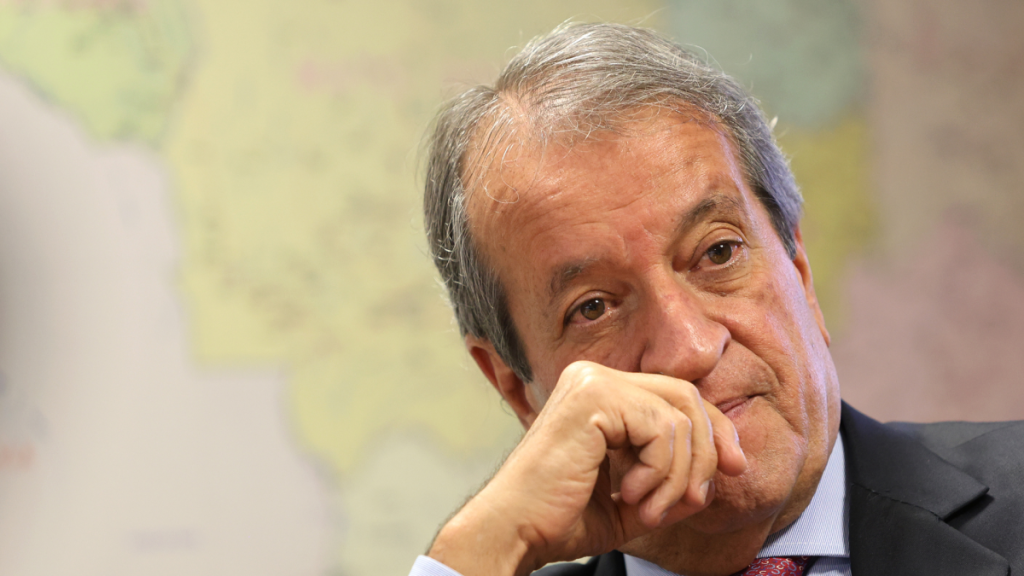 Dino dá 10 dias para Hugo Motta apresentar documentos sobre emendas de Valdemar Costa Neto