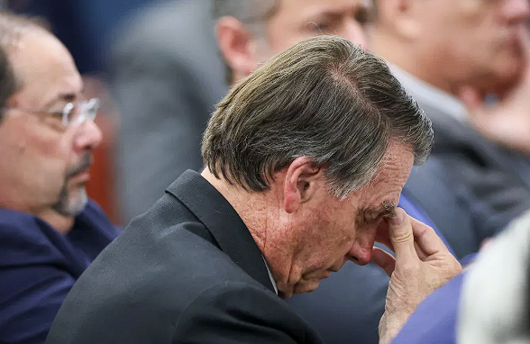 Bolsonaro teve crise de soluços por 36 horas e precisou aumentar medicação