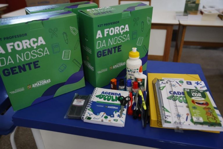 Governador Roberto Cidade acompanha início do envio de kits escolares, fardamentos e equipamentos para escolas do interior