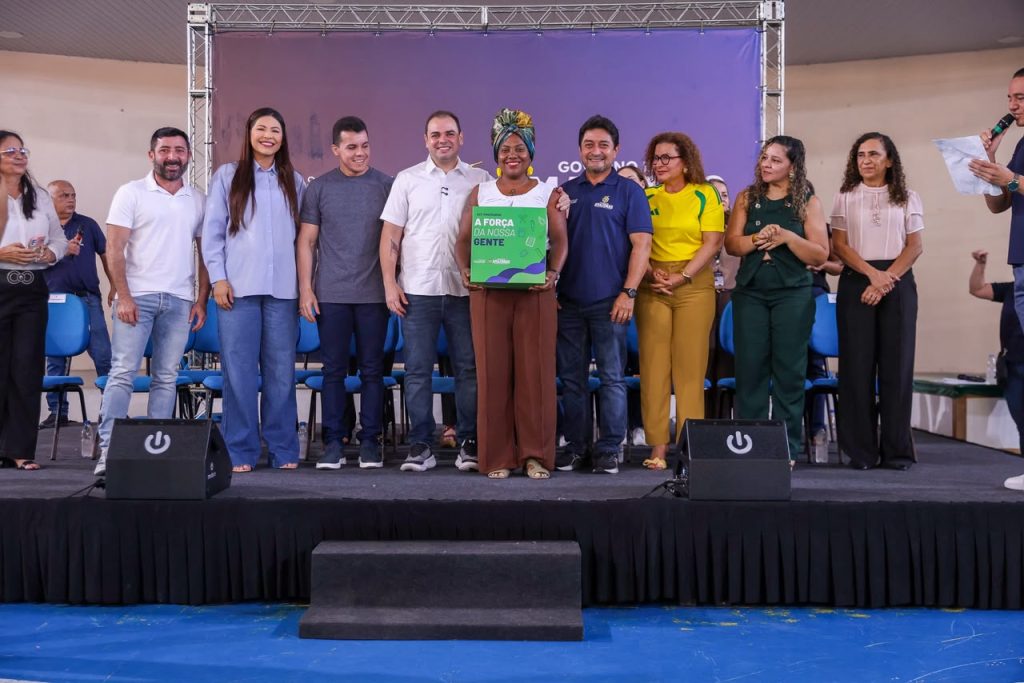 Na zona leste, Governador Roberto Cidade entrega kits escolares e livros para alunos da Escola Estadual Professor Ernane Nascimento Simão