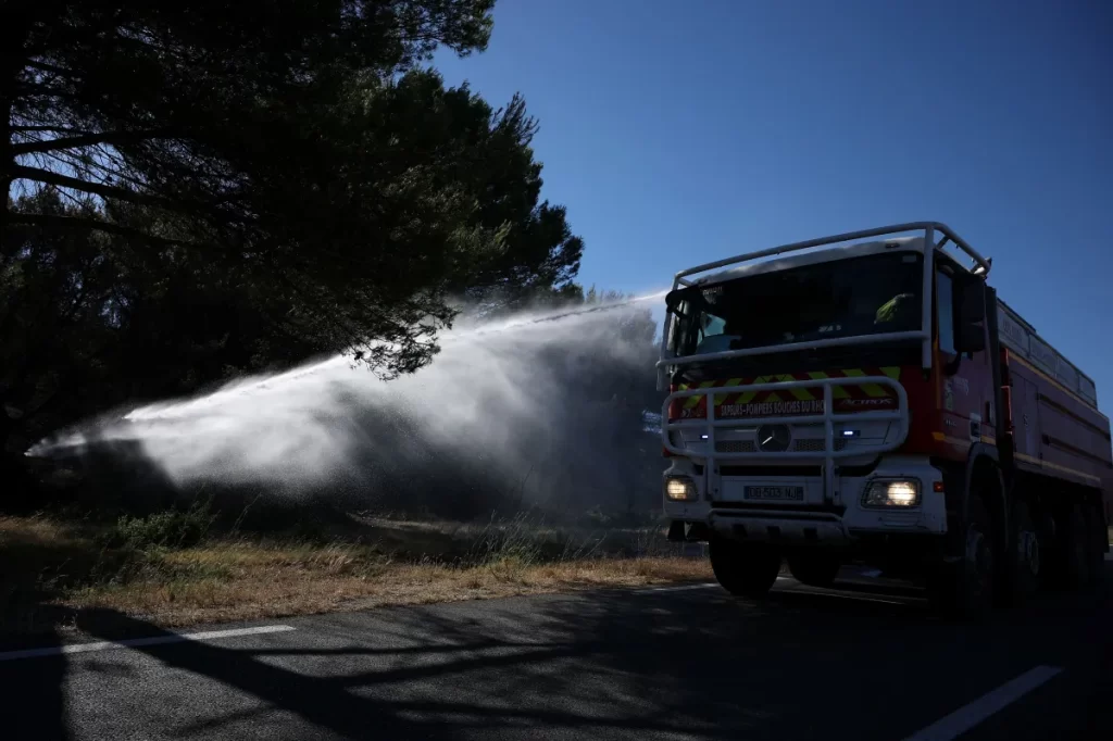 Onda de calor na França: Bombeiros combatem incêndios no sul do país