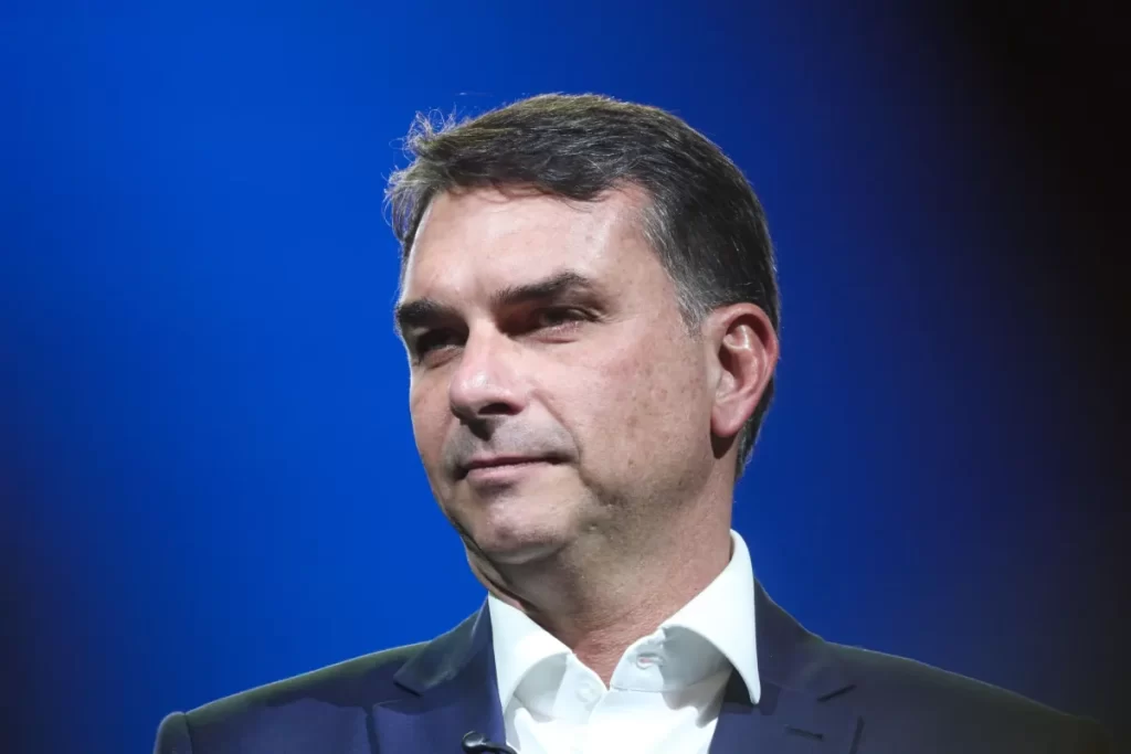 Flávio Bolsonaro troca marqueteiro e Duda Lima assumirá campanha