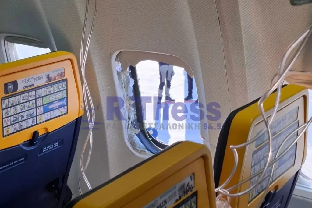 Vídeo mostra avião da Ryanair após janela quebrar e sugar passageiro