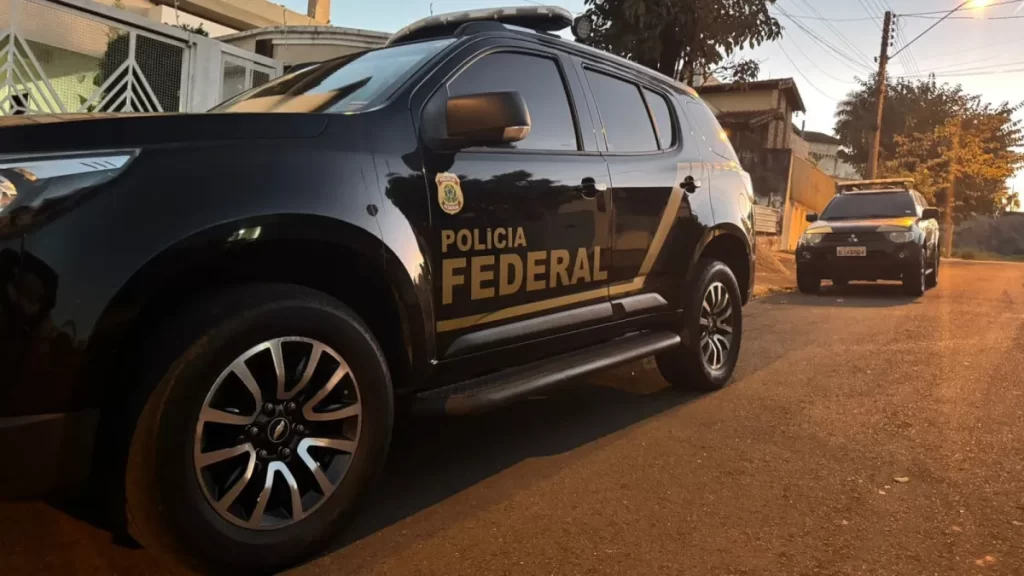 Operação da Polícia Federal apura irregularidades na execução de emendas Pix
