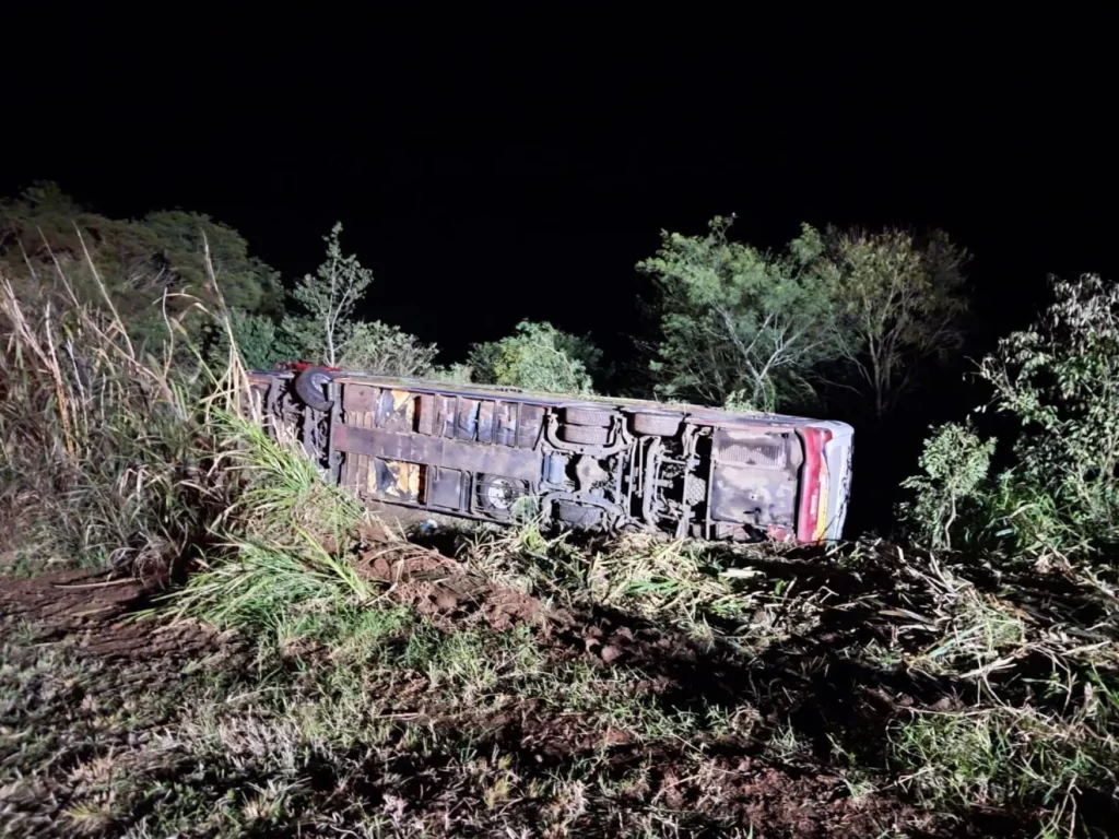 Ônibus de excursão paraguaio cai em ribanceira e deixa mortos em SC
