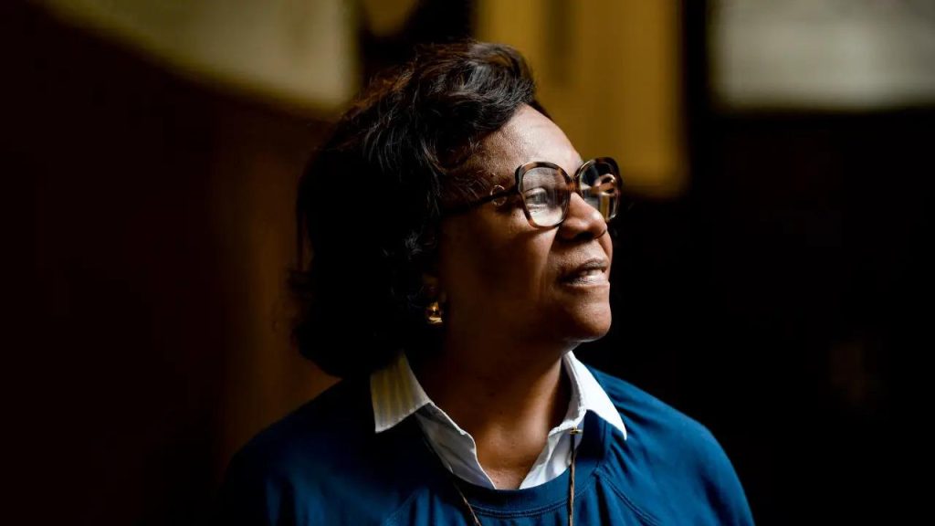 Primeira mulher negra a ser professora de Direito na USP palestra em evento no TJAM