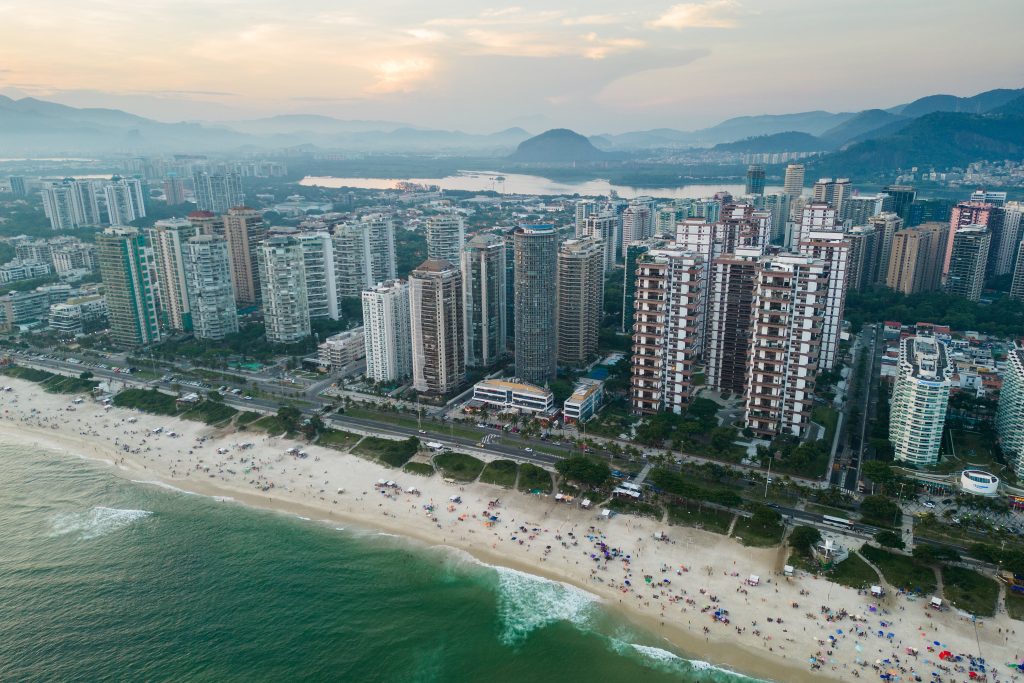 Os principais motivos que levam estrangeiros a comprar imóveis no Brasil